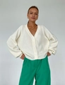 Dettaglio di un cardigan oversize bianco panna con maglia spessa e grandi bottoni tondi - Taglia unica / Bianco