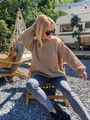 Maglione da donna beige con lavorazione a nido d'ape e girocollo in un ambiente da campeggio - S / Cachi