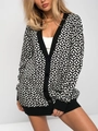 Dettaglio del cardigan lungo con scollo a V e motivo a cubi geometrici bianchi e neri - S / Nero