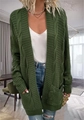 Detalle del tejido de ochos verde bosque y los bolsillos grandes en esta chaqueta larga - S / Verde