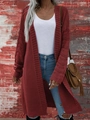 Dettaglio del lungo cardigan bordeaux con trama a onde sulle maniche e maglia spessa - Rosso