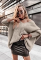 Detail eines Oversize-Strickpullovers in Beige mit V-Ausschnitt und grober Maschenstruktur - S / Khaki