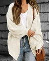 Detailansicht der cremefarbenen Grobstrickjacke mit lockeren Puffärmeln und Textur - S / Beige