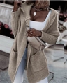 Dettaglio del cardigan in maglia cammello chiaro con grandi tasche e polsini a coste - S / Cachi