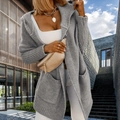 Dettaglio del cardigan in maglia grigio chiaro con grandi tasche laterali e texture - S / Grigio