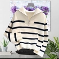 Detalle del cuello polo de media cremallera y el tejido a rayas de este suéter crema - Talla única / Blanco Roto