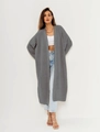 Détail du cardigan long en grosse maille gris foncé avec épaules tombantes et coupe oversize - S / Gris