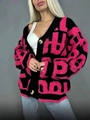 Détail du cardigan à col en V avec motifs de lettres roses et noires et boutons dorés - S / Rose rouge
