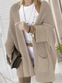 Dettaglio del cardigan oversize in maglia kaki con trama spessa e tasche applicate - S / Cachi