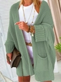 Detailansicht der salbeigrünen Grobstrickjacke mit Tasche und gerippter Textur - S / Fruchtgrün