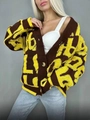 Détail du cardigan à col en V avec maille épaisse et jacquard à lettres jaunes en relief - S / Jaune