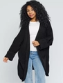 Dettaglio del cardigan nero oversize con grandi tasche e tessuto a maglia lavorato - S / Nero