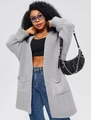 Dettaglio del cardigan grigio a maglia grossa con polsini a coste e ampie tasche applicate - S / Grigio