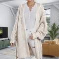 Détail du cardigan en maille crème avec fentes latérales et coupe ample surdimensionnée - Blanc Cassé