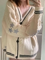 Détail de la broderie étoile et des bordures contrastées sur un cardigan en maille beige - S / Blanc Cassé