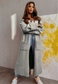 Detail eines grauen Oversize-Strickcardigans mit großen Taschen und Rippbündchen - S / Hellgrau