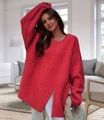 Dettaglio del maglione in maglia rosso rosa oversize con spacco laterale e scollo a girocollo - S / Rosso