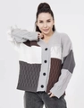 Detail der Strickjacke mit Blockfarben, ausgefransten Fransen und strukturierten Mustern - S / Farbblock Bildfarbe