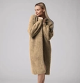 Λεπτομέρεια από μαλακή πλεκτή ζακέτα faux mink σε χακί χρώμα με βελούδινη ριμπ μανσέτα - Ένα μέγεθος / Καμηλό