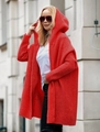 Detail einer leuchtend roten Oversized-Strickjacke mit Kapuze und grober Wollstruktur - S / Rot
