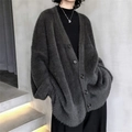 Détail d'un cardigan duveteux gris foncé à col en V en maille douce effet fourrure - Taille unique / Gris