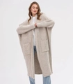 Details der beigen Strickjacke mit übergroßen Taschen und gerippten Abschlüssen - S / Gebrochenes Weiß