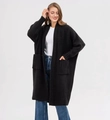 Detail einer schwarzen Strickjacke in Übergröße mit Rippbündchen und großen Seitentaschen - S / Schwarz