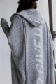 Détail du cardigan gris en maille avec inscription verticale blanche au dos - S / Gris clair