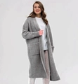 Detail einer grauen Strickjacke mit grobem Strickmuster und großen Fronttaschen - S / Grau