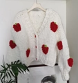 Cárdigan blanco de punto grueso con parches de fresa 3D y botones rojos de mujer - Talla única / Blanco y Rojo