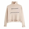 Dettaglio maglione in maglia beige con doppie cerniere nere e orlo con strappi vintage - Bianco avorio