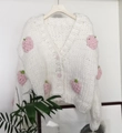 Cárdigan de punto grueso blanco con cuello en V y fresas 3D hechas a mano para mujer - Talla única / Blanco & Rosa