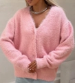Dettaglio del cardigan rosa in finta pelliccia con scollo a V e trama soffice - Rosa