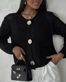 Detail der schwarzen Lochstrickjacke mit großen geprägten Goldknöpfen und Seitentaschen - S / Schwarz