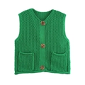 Detalle del chaleco de ganchillo verde con punto calado, cuello en V y tres botones ámbar - Verde esmeralda