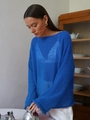 Détail du pull en maille ajourée bleu Klein avec texture douce et col rond décontracté - Bleu saphir