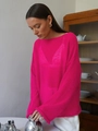 Détail de la maille ajourée rose vif et de la texture transparente de ce pull léger - Rose rouge