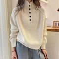 Eleganter beigefarbener Rollkragen-Strickpullover mit schwarzen Knöpfen am hohen Kragen - Einheitsgröße / Weiß