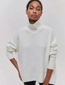 Détail du col roulé et de la maille douce d'un pull beige décontracté pour femmes - Blanc