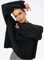 Detail des schwarzen Rippstrickpullovers mit Rundhalsausschnitt und Schultertextur - Schwarz