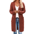 Cardigan lungo da donna in maglia a trecce rosso mattone con bottoni e tasche - Rosso Mattone