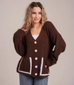 Detailansicht der V-Ausschnitt Strickjacke mit Kontrasttaschen und großen weißen Knöpfen - S / Kaffeebraun