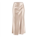 Detail eines champagnerfarbenen Satin-Midirocks mit eleganter Raffung und Seidenstruktur - S / Beige
