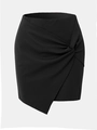 Dettaglio della minigonna nera a vita alta con design a portafoglio e nodo drappeggiato - S / Stile Nodo Intrecciato Nero (WW6508)