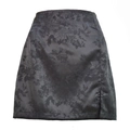 Minigonna nera in raso jacquard a vita alta con spacco laterale e trama floreale fine - M / Nero