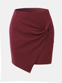 Détail du nœud asymétrique et des plis froncés sur cette mini-jupe bordeaux - S / Style Nœud Torsadé Rouge (WW6508)
