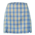 Detail eines karierten Minirocks mit hoher Taille, Seitenschlitzen und blauem Muster - S / Blau