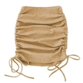 Detailansicht des seitlichen Kordelzugs und der Raffung an diesem khakifarbenen Strickrock - S / Khaki