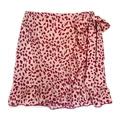 Detalle de falda cruzada rosa con estampado de leopardo, volante en el bajo y lazo - S / Leopardo Rosa
