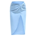 Hellblauer Satin-Midirock mit Knotendetail und Frontschlitz auf weißem Hintergrund - S / Blau